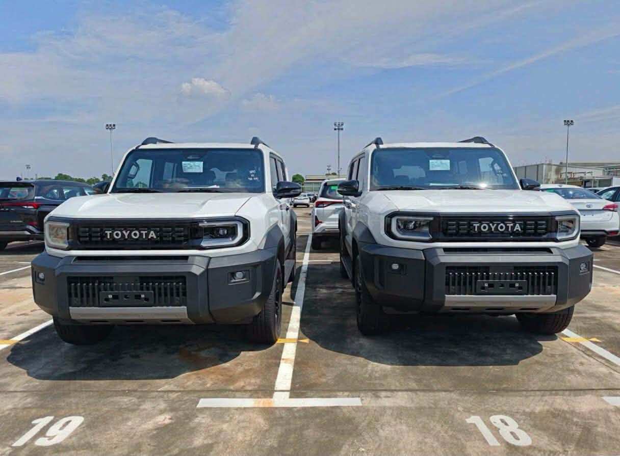 t-4-1784305685-304-width1216height895 Land Cruiser FJ sở hữu thiết kế khỏe khoắn với phần đầu xe dựng đứng.