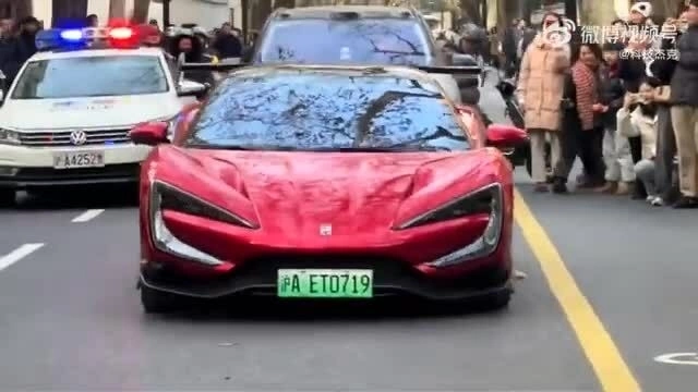 Tài xế bị phạt vì để siêu xe điện nhảy múa giữa phố