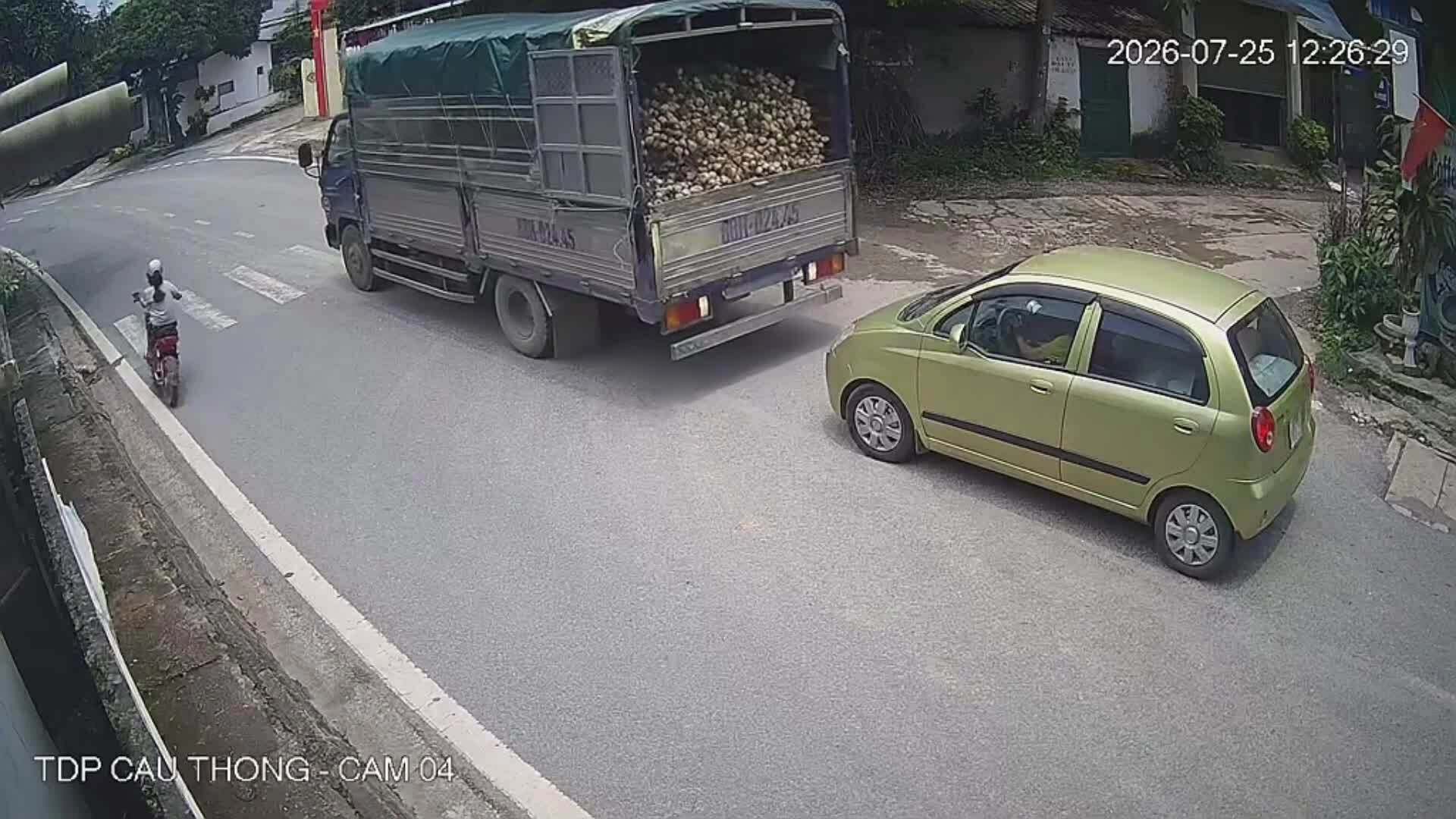 Tài xế lùi xe như chốn không người, đâm vào xe phía sau