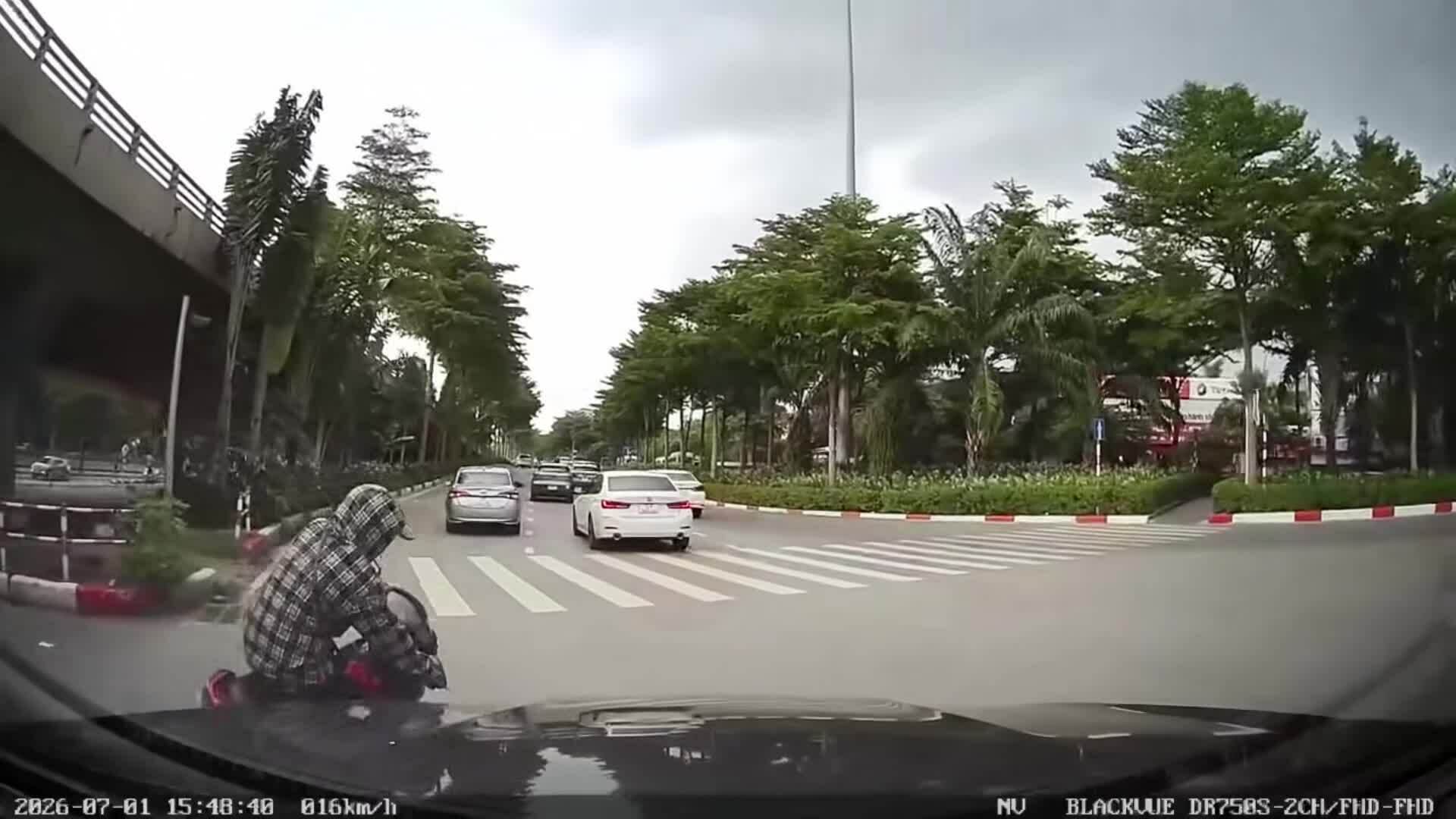 Tạt đầu ôtô người phụ nữ đi xe máy tuột ga văng xa