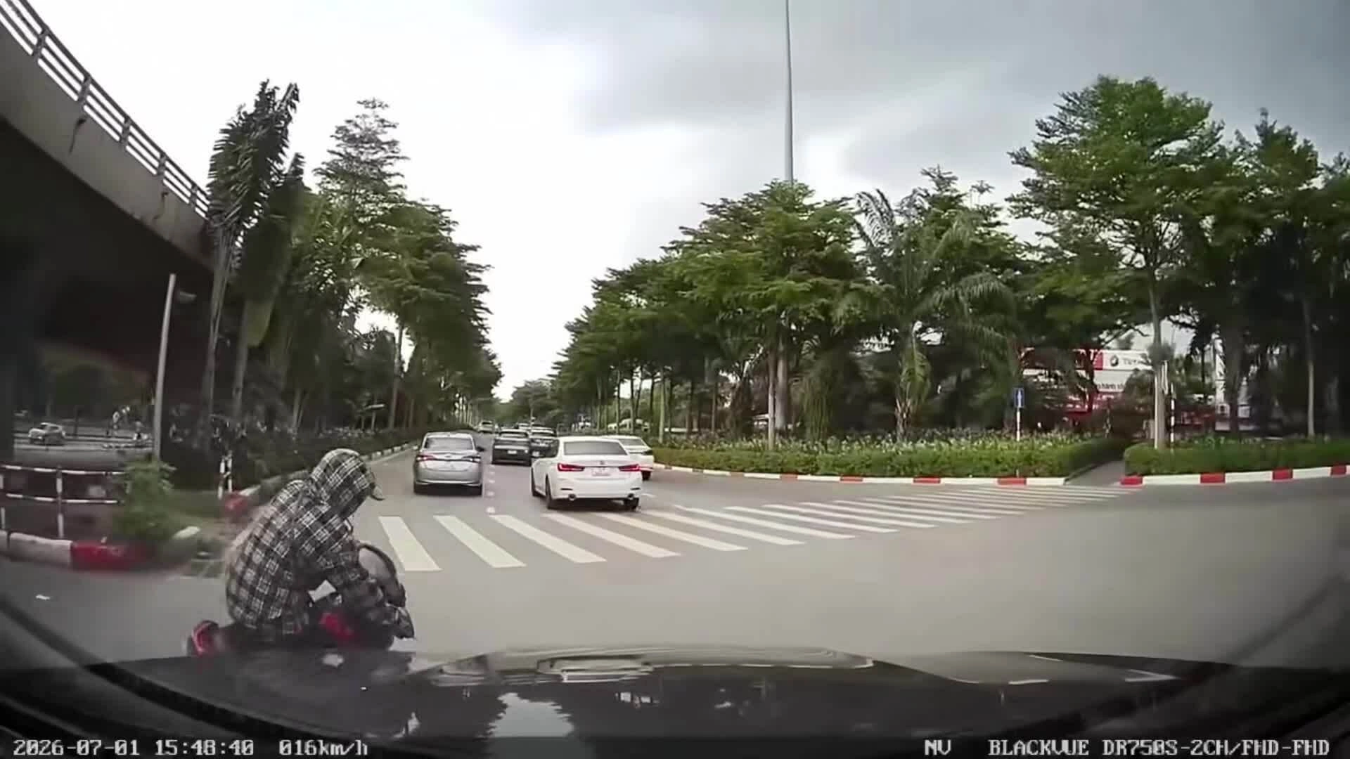 Tạt đầu ôtô người phụ nữ đi xe máy tuột ga văng xa