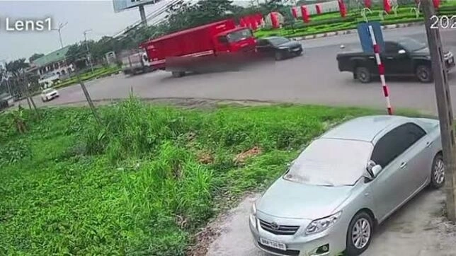 Tạt đầu xe con, người đi xe máy ngã vào gầm xe tải