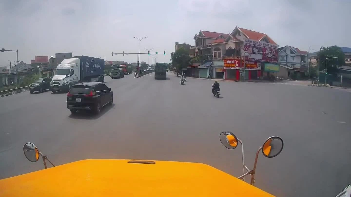 Tạt qua nhiều đầu ôtô, nam thanh niên đi xe máy bị đâm bay