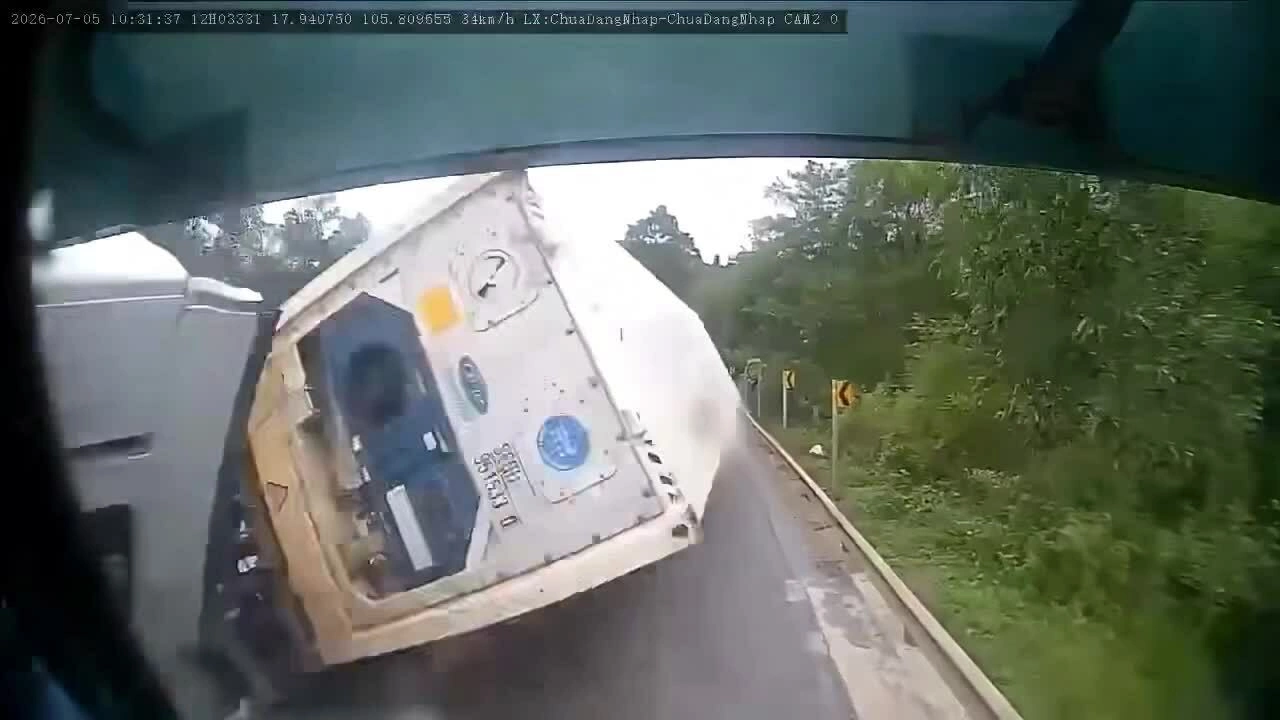 Thùng container lật ngang ở khúc cua
