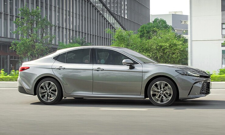 toyota-camry-hev-duoc-dieu-chinh-gia-giam-140-trieu-dong-2-1782962599-638-width740height444 Toyota Camry HEV được điều chỉnh giá giảm 140 triệu đồng - 2