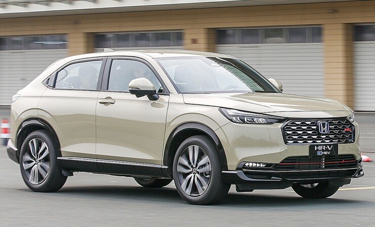 xe-4-1784542195-85-width740height448 Mua xe 5 chỗ hybrid nào tốt hơn: HR-V e:HEV RS hay Corolla Cross HEV? - 1