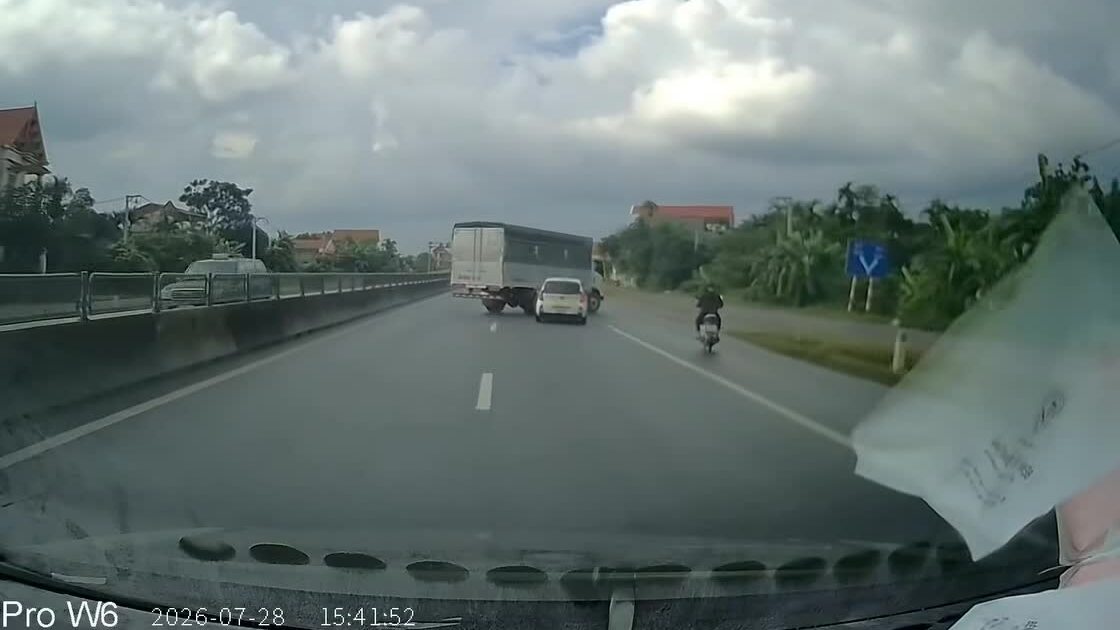 xe-con-dam-ngang-hong-xe-tai-xe-nao-sai-1785288480 Xe con đâm ngang hông xe tải-xe nào sai?