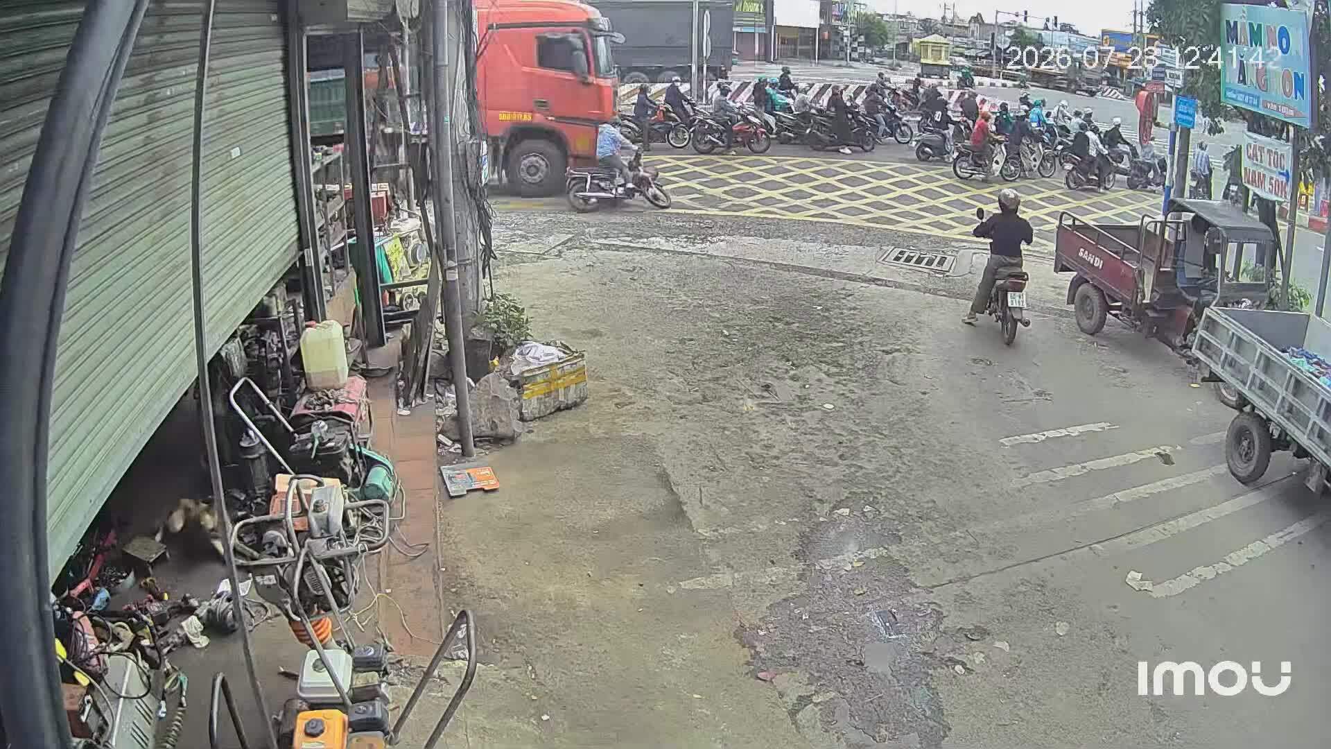 Xe tải chèn liên tiếp qua xe máy