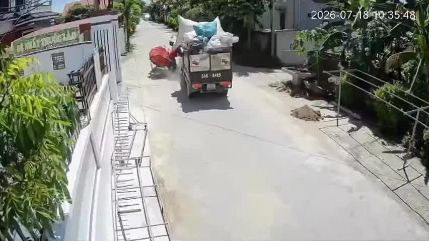 Xe tải đâm trực diện xe máy tại nút giao đường làng