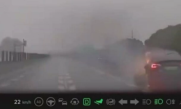 Xe Tesla bốc cháy sau va chạm, tài xế mắc kẹt