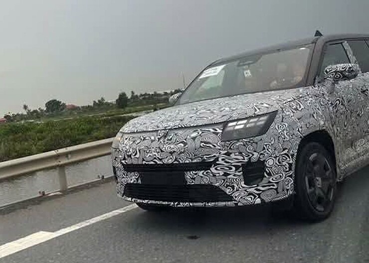 Chiếc SUV VinFast chạy thử có kích thước tầm trung, được ngụy trang kín. Ảnh: FB
