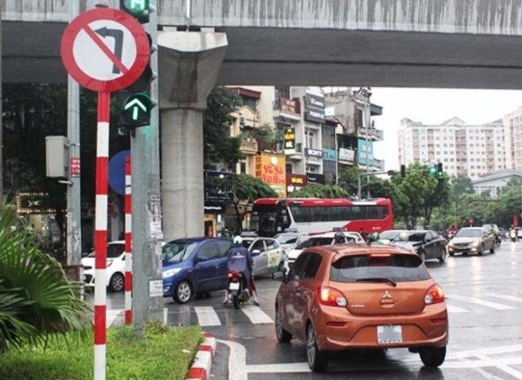 1786036181-214ec78b26-cam-re-trai-duoc-quay-dau-hay-khong-width740height539 Biển cấm rẽ trái chỉ cấm phương tiện thực hiện hành vi rẽ sang đường bên trái. (Ảnh minh họa: KT)