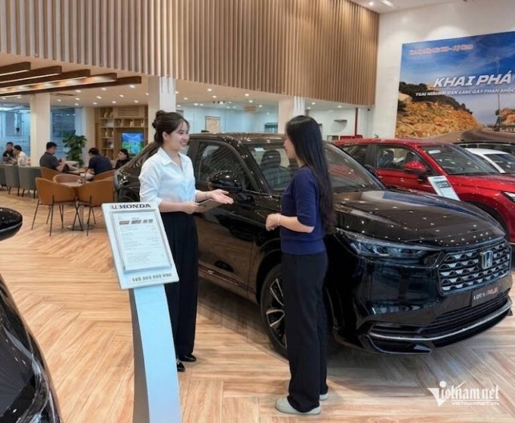 1786689410-6cdb184236-w-showroom-honda-my-dinh-2396-width740height608 Nhiều hãng và đại lý đưa ra chương trình khuyến mãi, giảm giá "kịch sàn" trong tháng Ngâu nhằm hút khách. Ảnh: Hoàng Hiệp