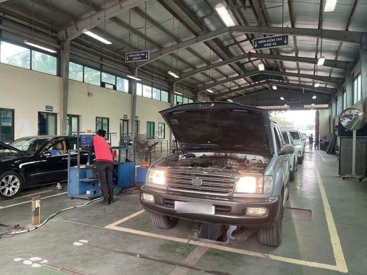 Đăng kiểm xe cơ giới là một trong những thủ tục hành chính bắt buộc đối với tất cả các loại xe ô tô, xe máy chuyên dùng đang lưu hành tại Việt Nam. Ảnh: Hoàng Hiệp