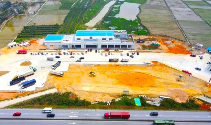 1787099744-18e27e6ecd-tram-20dung-20nghi2-width740height438 Theo quy định, trạm dừng nghỉ phải bố trí chỗ sạc xe điện, có thể cao hơn mức tối thiểu 10%.