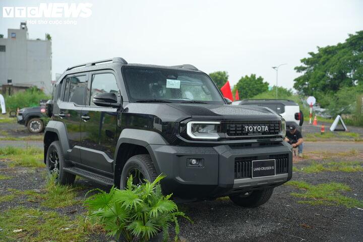 1787452884-0c8f9877ae-nyc05788-51-width720height480 Toyota Land Cruiser FJ sở hữu diện mạo khối hộp vuông vắn với kích thước gọn gàng, linh hoạt.