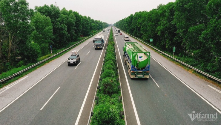 Quy định xử phạt lỗi không giữ khoảng cách an toàn trên cao tốc từ ngày 27/8 đang dấy lên nhiều tranh luận. Ảnh: Hoàng Hà