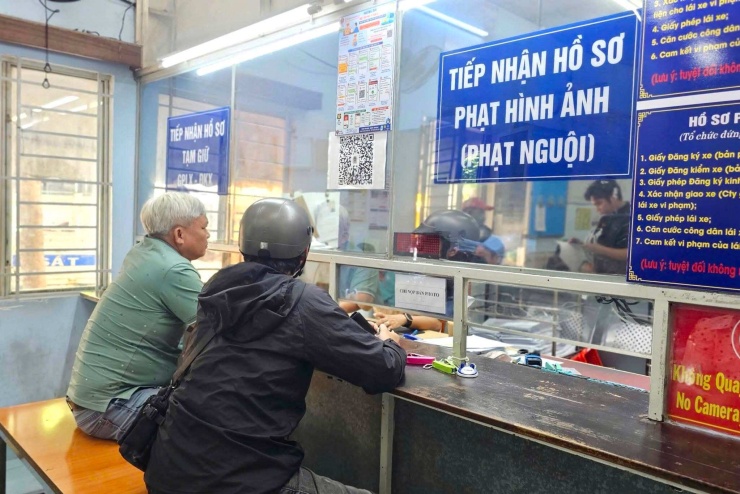1787737663-4e7313679a-phat-nguoi-3008-2698-3076-width740height494 Nơi nộp phạt nguội ở số 52 Trần Khắc Nhu, TP HCM. Ảnh: Phạm Hải