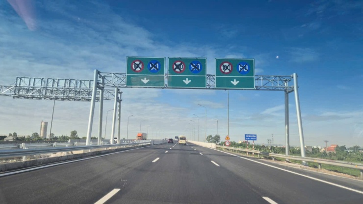 Biển báo tốc độ được gạch chéo, thể hiện việc chưa áp dụng mức tốc độ này.