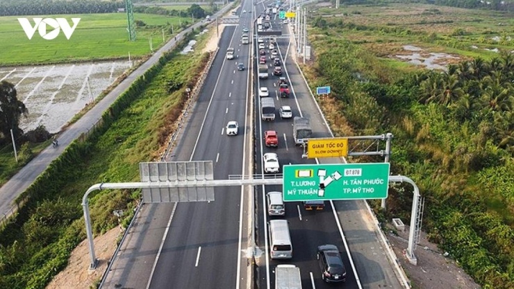 1787989077-ed902028c1-ct52-width740height417 Dù chế tài đã rõ ràng, nhưng khi áp dụng vào thực tiễn trên các cao tốc, nhiều tài xế tỏ ra băn khoăn, đặc biệt trong những tình huống xe trước đi chậm, việc vừa giữ đúng khoảng cách vừa xử lý tình huống thực tế đôi khi không đơn giản.
