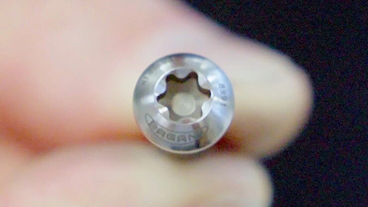 3-1786533001-84-width740height416 Đẳng cấp Pagani: Tiền ốc vít titan đủ mua một chiếc Porsche 911 - 3