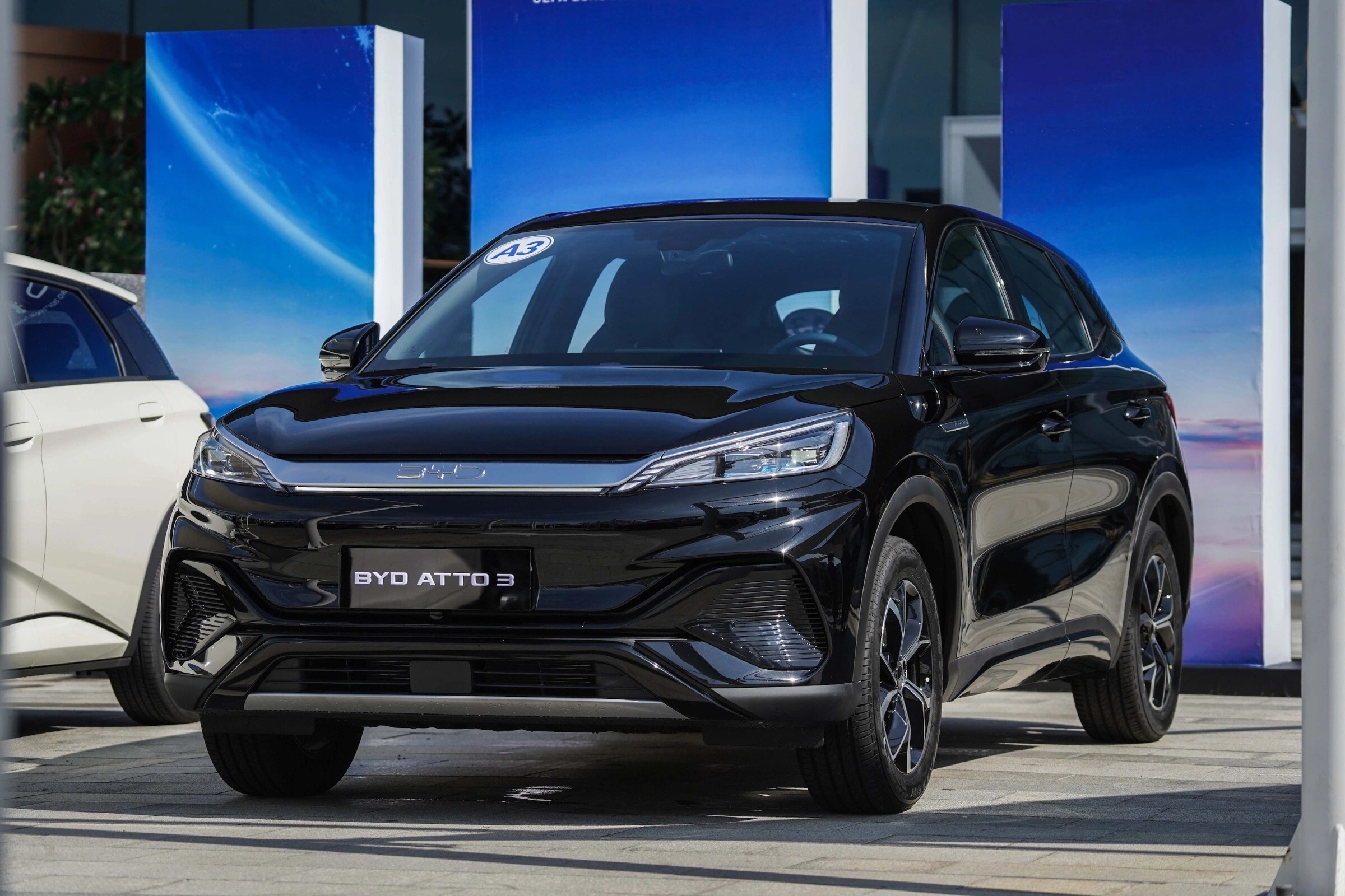 3-2-1786618417-291-width2400height1600 Mẫu SUV điện này có kích thước dài x rộng x cao lần lượt là: 4.455 x 1.875 x 1.615 mm.