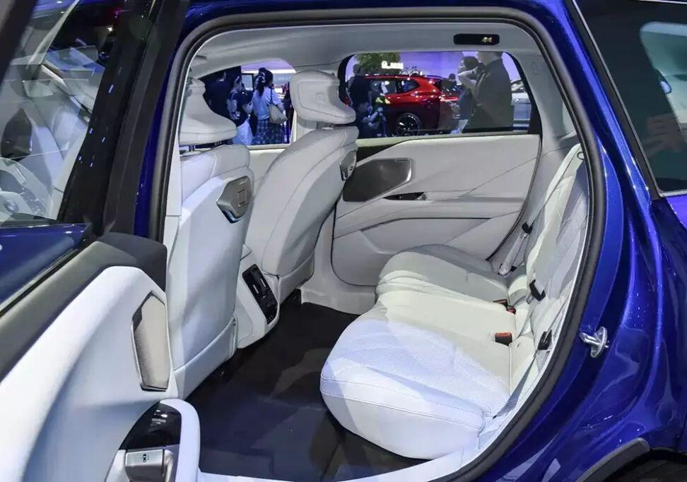 3-2-1787986100-240-width972height683 BMW cho biết iX3 L có thể sạc nhanh DC từ 10-80% trong khoảng 21-22 phút.