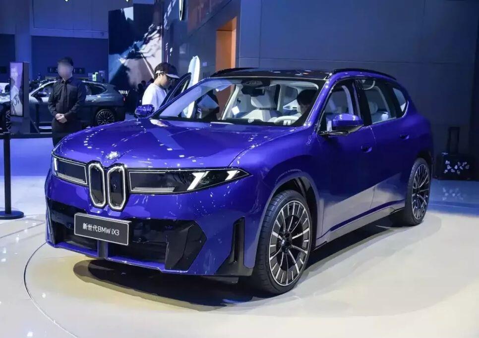 3-3-1787983904-611-width966height683 BMW iX3 L có kích thước dài x rộng x cao lần lượt là: 4.885 x 1.895 x 1.634 mm.