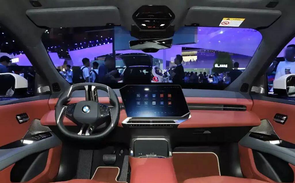 3-4-1787986083-497-width1025height639 Khoang lái được trang bị hệ thống Panoramic iDrive thế hệ mới.