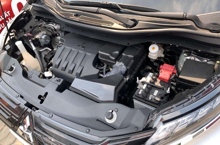 Động cơ xăng, dung tích 1.5L không quá mạnh nhưng đủ đáp ứng nhu cầu đi lại hằng ngày.