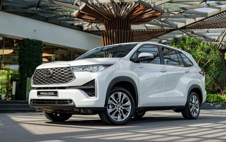 7-toyota-innova-cross-hev-co-loi-the-gi-so-voi-cac-doi-thu-cung-phan-khuc-to1-8-3-1786233058-width740height465 Xe MPV 7 chỗ phù hợp cho gia đình đông người khi di chuyển trong các thành phố.