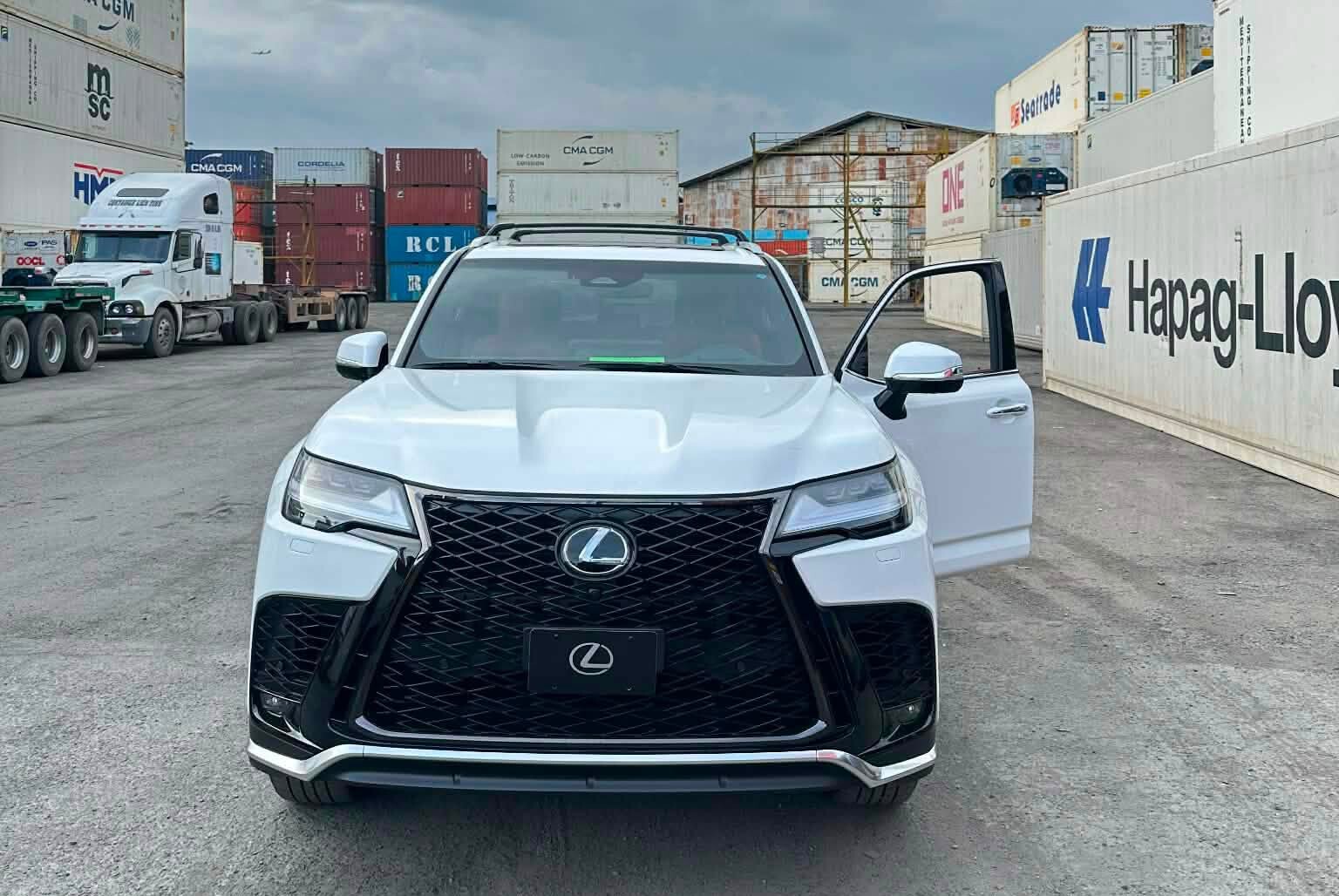  LX 700h là hệ truyền động hybrid kết hợp động cơ V6 3.5L tăng áp kép với mô-tơ điện.