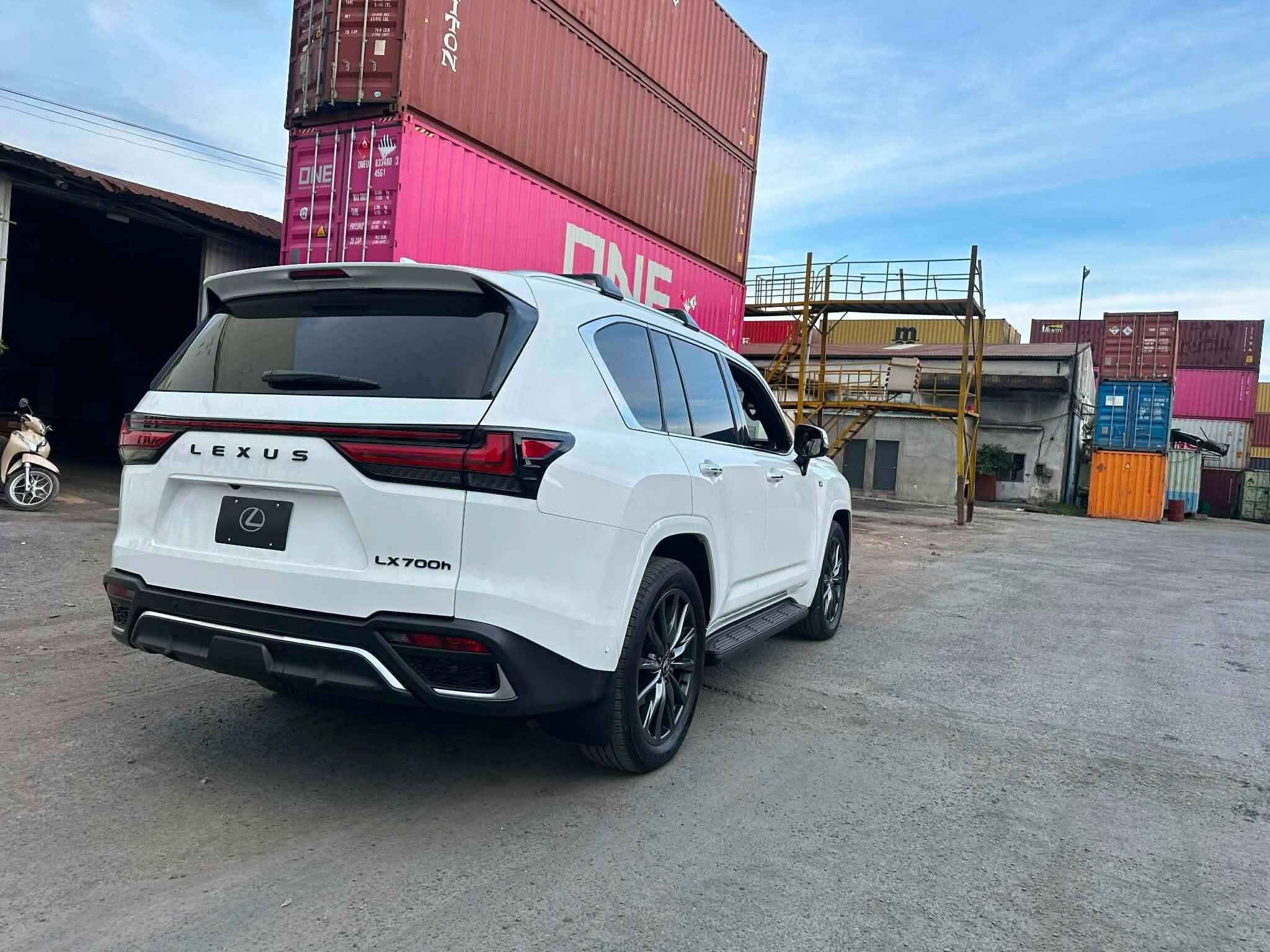 Lexus Việt Nam chưa công bố kế hoạch phân phối chính hãng LX 700h. 
