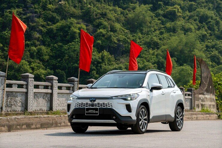 8-1-1-1786233059-width740height495 Toyota Corolla Cross HEV là lựa chọn khi người dùng ưu tiên sự linh hoạt và tiết kiệm.