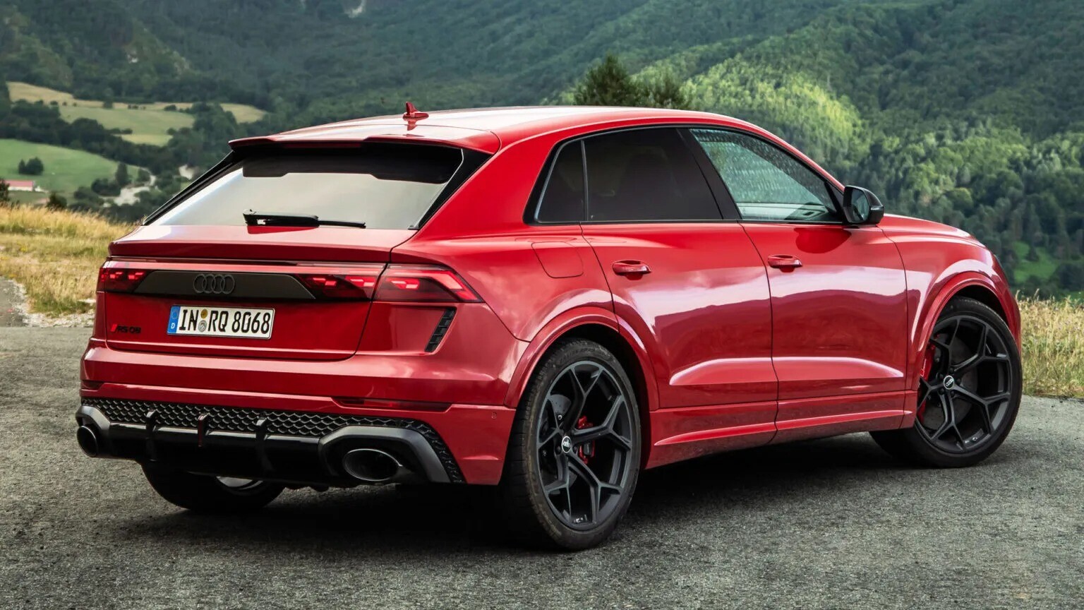 8-1-1786850369-343-width1536height864 Audi Q8 mới vẫn phát triển dựa trên nền tảng của Q7 nhưng sở hữu thiết kế đậm chất thể thao và cá tính hơn.