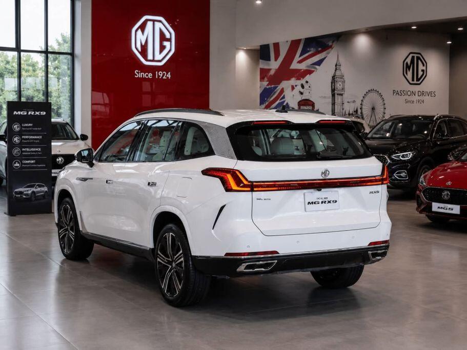9-1-1786545332-767-width911height683 MG RX9 là mẫu SUV 7 chỗ với cấu hình ba hàng ghế.