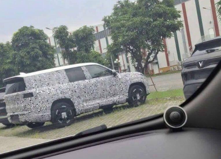 Hình ảnh về mẫu xe đang ngụy trang được lan truyền trên mạng xã hội. 