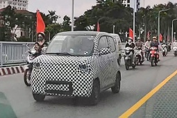 Bộ đôi xe buýt điện và LimoGreen mới của VinFast chạy thử trong lớp ngụy trang