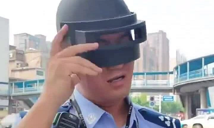 Bà lấy mũ chơi game của cháu trai làm mũ bảo hiểm