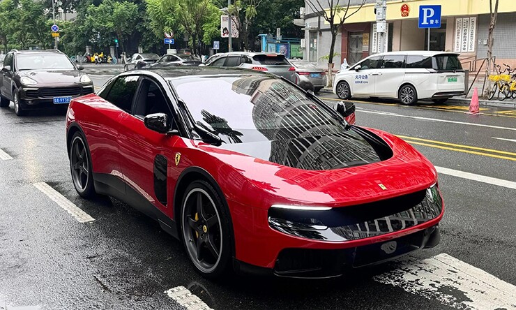 Bị chê không xứng mang logo Ferrari, xe điện Luce vẫn "cháy hàng" - 8