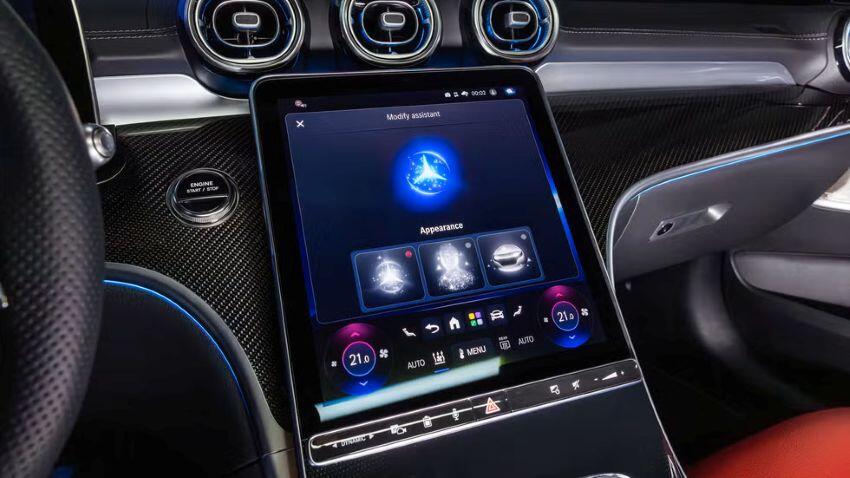 Xe được trang bị khối động cơ xăng I4, dung tích 2.0L tăng áp kết hợp hệ thống hybrid 48 V.