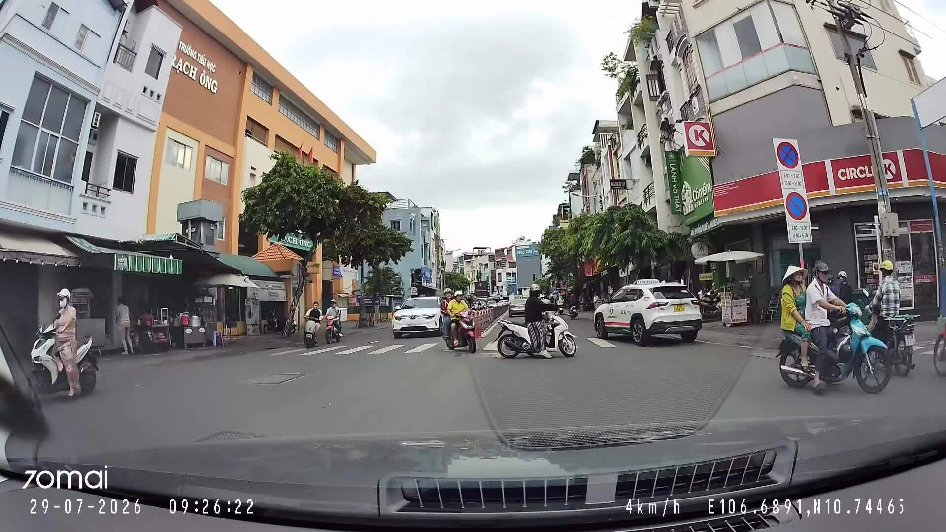 Cậu bé đi xe máy điện tạt ngang đầu ôtô