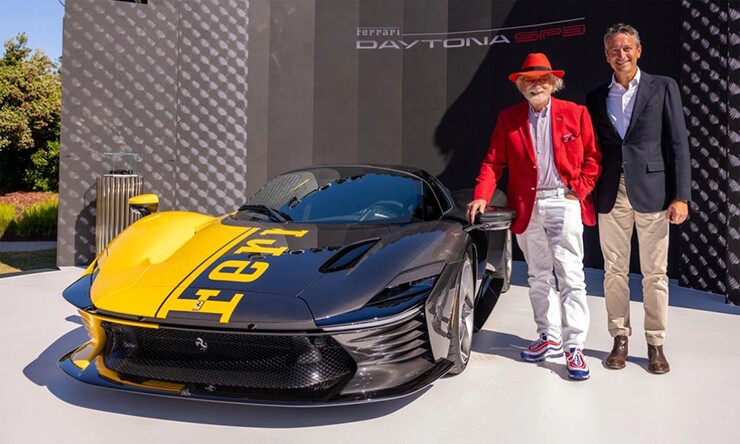 Ông Wertheim chụp ảnh kỷ niệm cùng Phó chủ tịch cấp cao của Ferrari - Enrico Galliera, khi nhận bàn giao chiếc Ferrari Daytona SP3 Tailor Made vào năm 2025. (Ảnh: Ferrari)
