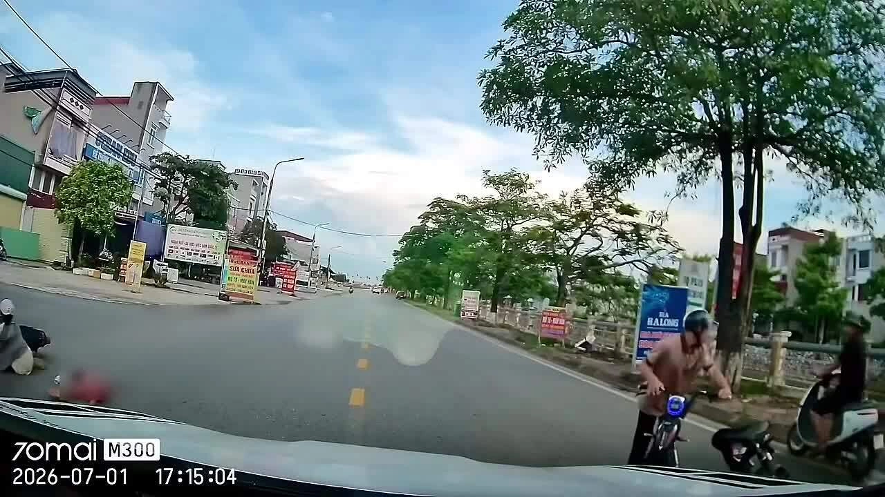 Chở hai trẻ nhỏ, người phụ nữ đi xe điện chuyển hướng ẩu gây tai nạn