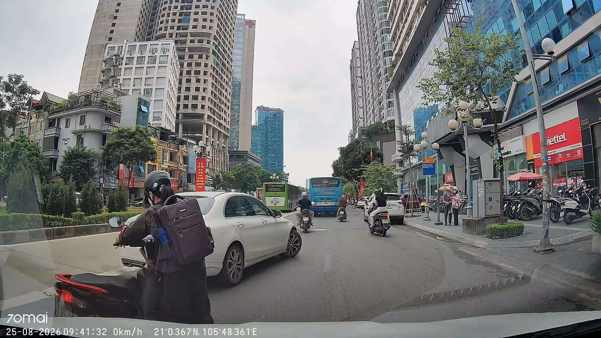 Cô gái đi xe máy tông vào đuôi xe Mercedes vội bỏ đi