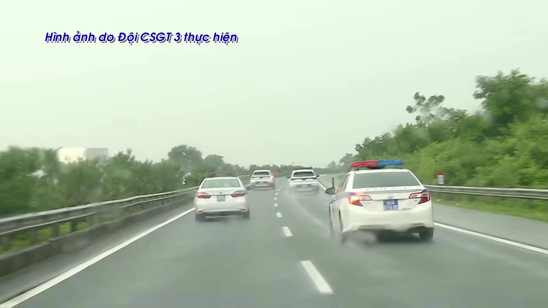 csgt-lam-mau-cach-di-tai-lan-duong-vuot-xe-tren-hai-cao-toc-1787364046 CSGT làm mẫu cách đi tại 'làn đường vượt xe' trên hai cao tốc