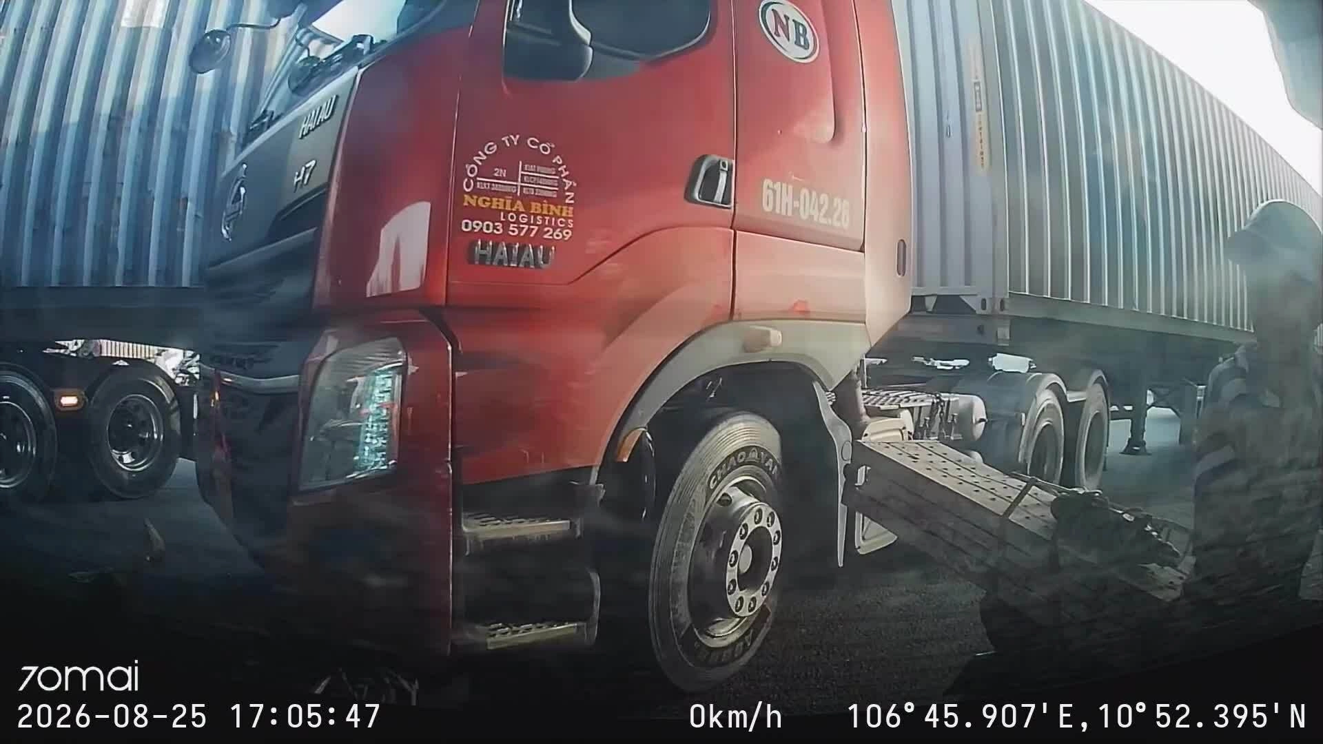Điền vào chỗ trống, người đi xe máy rơi vào điểm mù xe container
