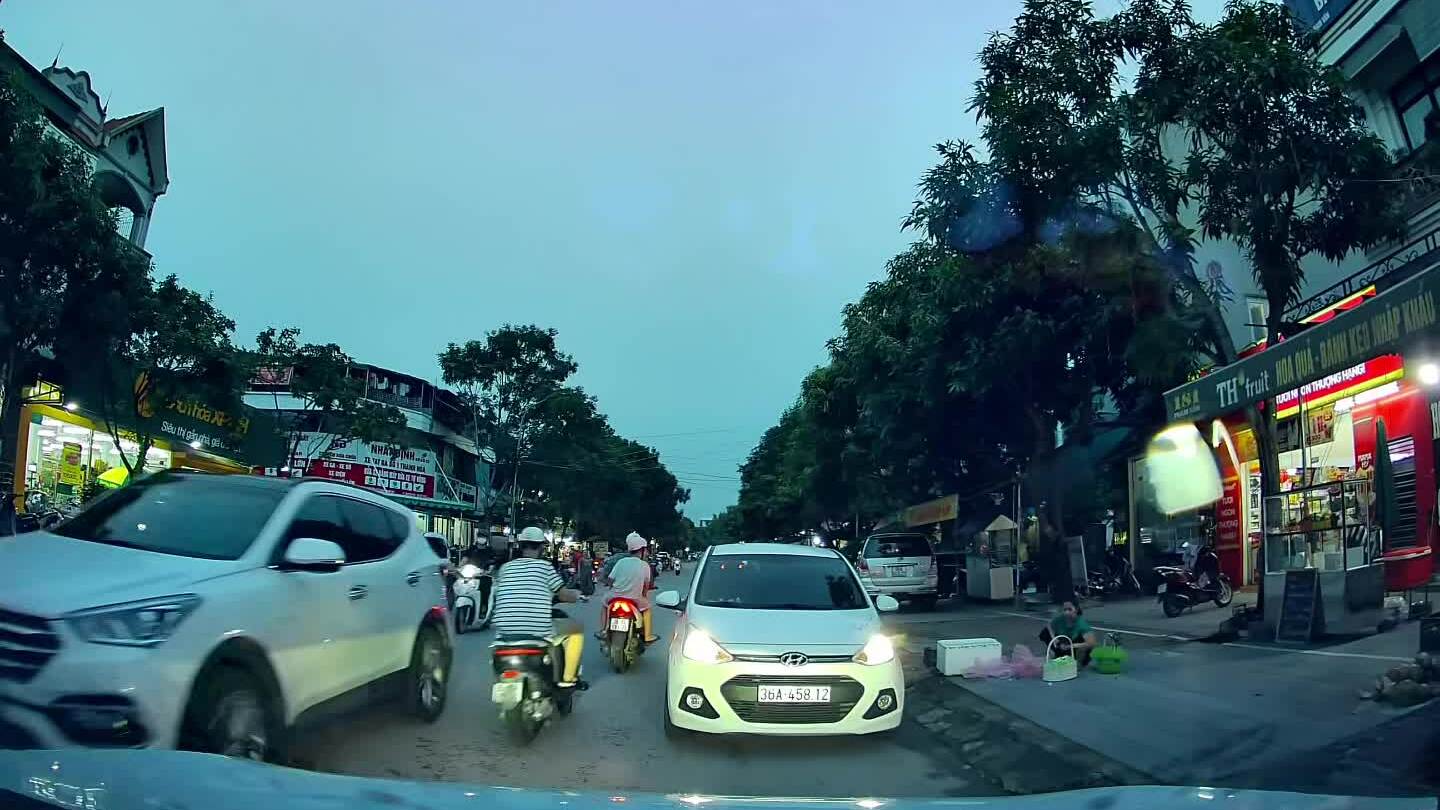 Dừng xe ngược chiều cản trở xe đi đúng chiều