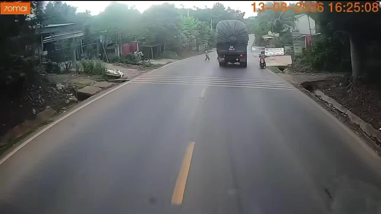 Em bé chạy ngang đường suýt lọt vào gầm xe tải
