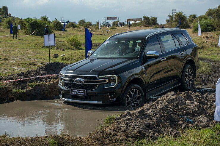 gia-xe-ford-everest-cap-nhat-thang-8-2026-tang-the-thay-va-dau-nhot-18-1787657178-954-width740height493 Giá xe Ford Everest cập nhật tháng 8/2026 - 13